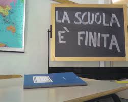 Redazione di Operai Contro, Spesso, su questo telematico, si è parlato, giustamente, dei “salari di merda”, di paghe da fame di varie categorie operaie. Per gli stipendiati le cose non vanno meglio, soprattutto per chi non è ai vertici, non fa parte dei quadri dirigenziali, come gli insegnanti o altri stipendiati statali di livello basso, la paga non segue più il costo della vita: lo stipendio dei professori non viene rinnovato dal 2007 ed è scaduto dal 2009! Praticamente la busta paga di un docente, è rimasta ferma, attestandosi sui 1300 Euro, da quasi dieci anni. Non solo, negli […]