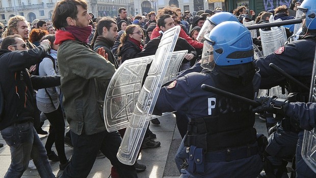 Oltre mille studenti delle scuole superiori e dell’Università hanno sfilato oggi per le vie del centro di Torino. Momenti di tensione quando gli studenti hanno tentato di deviare il percorso per raggiungere una delle sedi della provincia. La polizia in assetto antisommossa ha utilizzato i manganelli per far ritornare il corteo sul tracciato prestabilito. “Non cerchiamo lo scontro con la polizia, se capitano – ha spiegato uno degli organizzatori – è quando tutte le vie di accesso ci vengono negate e non ci viene dato modo di esprimerci”.   Napoli Cariche da parte della polizia Gli scontri sono avvenuti davanti alla sede dell’assessorato regionale all’Ambiente di via […]