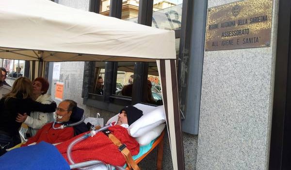 Redazione di Operai Contro, Salvatore Usala, segretario del comitato 16 novembre Onlus e malato di Sla, ha staccato le batterie dal respiratore. “In sostanza- spiega Mariangela Lamanna, vicepresidente del comitato 16 novembre Onlus- gli restano poco meno di quattro ore di autonomia respiratoria”. Anche altre persone malate di Sla, che stanno manifestando a Roma davanti al ministero dell’Economia, sono state colpite da malori. Il 118 di Roma ha posizionato sul posto un punto medico fisso per gestire la situazione e far fronte ai soccorsi. Usala, segretario del comitato 16 novembre Onlus minaccia che tutti i disabili attaccati al respiratore […]