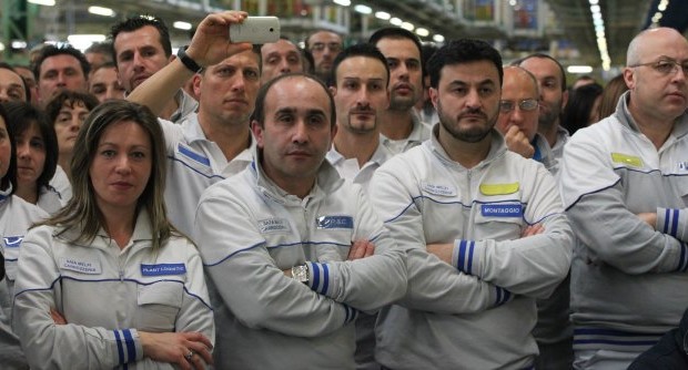 Redazione di Operai Contro, Altro che reddito minimo garantito: fine della cassa integrazione. La cassa integrazione allo stato dei padroni costa troppo. Si prepara la morsa del governo sulla concessione degli ammortizzatori in deroga dal 2014. Si conferma l’esaurimento dello strumento a fine 2016. E’ quanto emerge dalla bozza deldecreto Lavoro-Economia, al momento all’esame della Ragioneria. Per la cassa integrazione sarà imposto un tetto di otto mesi per il 2014, che andrà a scendere a sei mesi nei due anni successivi. Si pensa a porre dei limiti temporali anche alla concessione della mobilità, anche in questo caso meno stringenti nel 2014 e […]