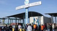 Redazione TARANTO – Scatta la protesta dei lavoratori portuali. I sindacati dei trasporti di Cgil, Cisl e Uil hanno indetto per oggi 24 ore di sciopero del personale di Taranto Container Terminal. L’astensione dal lavoro si svolgerà dalle 7 alla stessa ora di domani. Saranno comunque garantiti, come fa rilevare Carmelo Sasso della Uil, i servizi minimi previsti dagli accordi» mentre «sono sospese, oltre che le relazioni industriali, tutte le prestazioni di lavoro straordinario». Un sit in dei lavoratori è previsto dalle 7 alle 13. La decisione di arrivare ad uno sciopero i sindacati l’avevano presa all’indomani del vertice […]