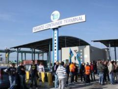 Redazione TARANTO – Scatta la protesta dei lavoratori portuali. I sindacati dei trasporti di Cgil, Cisl e Uil hanno indetto per oggi 24 ore di sciopero del personale di Taranto Container Terminal. L’astensione dal lavoro si svolgerà dalle 7 alla stessa ora di domani. Saranno comunque garantiti, come fa rilevare Carmelo Sasso della Uil, i servizi minimi previsti dagli accordi» mentre «sono sospese, oltre che le relazioni industriali, tutte le prestazioni di lavoro straordinario». Un sit in dei lavoratori è previsto dalle 7 alle 13. La decisione di arrivare ad uno sciopero i sindacati l’avevano presa all’indomani del vertice […]