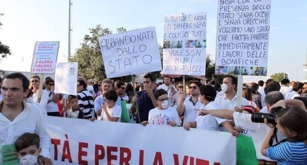 Redazione di Operai Contro, Un fiume di persone, perché «Fiumeinpiena» è il nome della mobilitazione, è annunciato oggi dire stop al «biocidio». Il corteo per la Terra dei fuochi partirà alle 14.30 da piazza Mancini per concludersi in piazza del Plebiscito dove sul palco saliranno testimoni del dramma e scienziati, ma anche artisti che hanno voluto così dare la propria solidarietà ai territori colpiti dall’aggressione dei rifiuti e dei veleni. E il proccuratore antimafia Roberti spiega: «I roghi tossici? La camorra non c’entra, è solo inciviltà». Sul fronte della qualità dell’acqua di Napoli, intanto, l’Abc, la società che gestisce […]