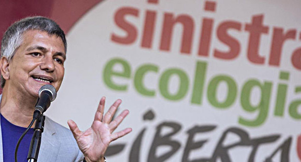 Redazione di Operai Contro, Vendola si intrattiene amichevolmente con il mazziere Archinà. I politici sono tanto abituati a fare gli interessi dei padroni che si incazzano quando sono scoperti Vendola invoca la censura Nuove accuse del governatore pugliese Nichi Vendola contro ilfattoquotidiano.it, reo di aver pubblicato la conversazione nella quale lo si sente ridere e complimentarsi per la mossa con cui l’ex responsabile relazioni istituzionali dell’Ilva Girolamo Archinà strappa di mano il microfono a un cronista mentre chiedeva conto al patron del siderurgico delle morti di tumore a Taranto. “La telefonata pubblicata sul web è stata montata”, accusa il presidente. Non solo: “Le parti finali sono state spostate all’inizio […]