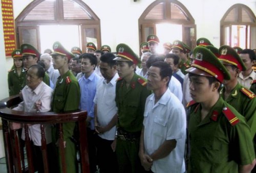 Redazione di Operai Contro, Doan Huy Chuong, 27, Do Thi Minh Hanh, 28, e Nguyen Hoang Quoc Hung, 31, sono attivisti sindacali detenuti in Vietnam dal febbraio 2010, per organizzare i lavoratori in una fabbrica di scarpe. Il signor e la signora Doan Hanh stanno scontando sette anni di detenzione, il signor Hung è stato condannato a nove anni di carcere. Mr. Doan, a volte conosciuto come Nguyen Tan Hoanh, è membro fondatore del agricoltori e lavoratori Organization United, un sindacato indipendente vietnamita. Nel 2006, ha trascorso 18 mesi di prigione per aver fondato il sindacato ed era gravemente maltrattati. La signora […]