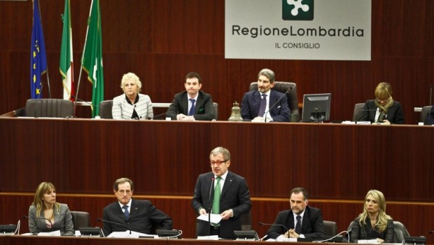  Caro Operai Contro, ho due figli, uno è rimasto senza lavoro e senza sussidi, l’altro è in cassa integrazione, abitiamo in provincia di Milano. Cosa fanno i politici per noi? Niente. O meglio, ci rendono la vita impossibile. In Regione Lombardia assicurano che verranno tagliati stipendi e pensioni d’oro, in realtà se li aumentano! Settimana scorsa come aveva ricordato Operai Contro, Regione Lombardia ha aumentato lo stipendio dei consiglieri. Oggi sono usciti gli importi dei vitalizi dei consiglieri della Regione Lombardia, andati in pensione negli ultimi anni. Eccone alcuni. 6.319 euro lordi mensili, Luciano Valaguzza. 5.898 euro lordi mensili, […]