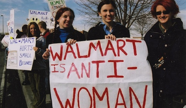Redazione di Operai contro, Questa notizia apparsa sul Huffington post arriva dal paese simbolo del capitalismo. 50 lavoratori del Walmart catena di Grandi magazini statunitense sono stati circondati dalla polizia in tenuta antisommossa e arrestati perchè protestavano facendo un sit in in mezzo alla strada. L’arresto è stato la conseguenza del rifiuto di sgomberare la strada dopo che era scaduto il permesso.  Gli arresti sono avvenuti senza disordini, solo due dei 54 arrestati sono stati trattenuti in prigione perchè non hanno pagato la cauzione di 5000$. A protestare contro quelli che loro definiscono “salari di povertà” erano 500 lavoratori […]