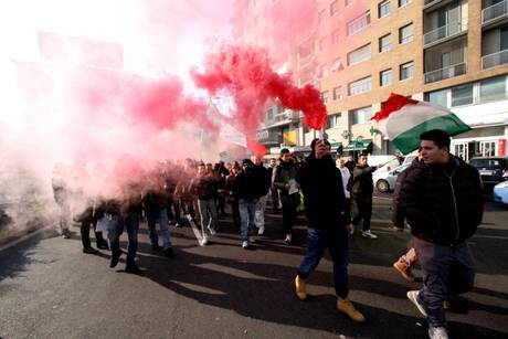 Redazione di Operai contro, L’ex delfino del pregiudicato Berlusconi afferma: “Non consentiremo a nessuno che le città vengano messe a fuoco”. La minaccia del ministro dell’Interno Angelino Alfano arriva al termine di un’altra giornata di tensione con le diverse anime del movimento dei Forconi, che hanno proseguito nella loro protesta attuando blocchi stradali, irruzioni in negozi e aziende, volantinaggi in diverse città italiane in vista delle possibili manifestazioni a Roma, domani, in occasione del voto di fiducia al Governo. Che la tensione sia salita alle stelle lo dimostra la decisione di inviare più uomini a Torino, teatro ieri di […]