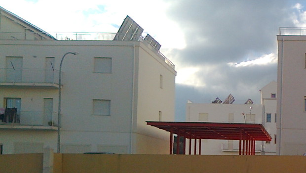 Cara redazione quello che vi propongo con questo servizio fotografico ha del grottesco: in un area dove nessuna persona sensata costruirebbe, sono stati realizzati alcuni edifici della Facoltà Kore di Enna Queste foto si riferiscono alla facoltà di Enna di Architettura  e Ingegneria. Come si vede sono costruite sul ciglio di un torrente, in una zona dove confluisce tutta l’acqua delle colline circostanti. Dopo solo una decina di anni già si vedono dei evidenti cedimenti di una spiazzale che, infatti è transennato. Viene da pensare, li stanno addestrando bene i futuri architetti ed ingegneri! Ecco come sperperano i nostri […]