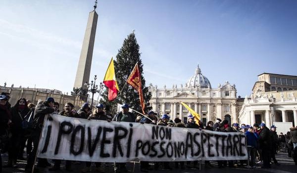 Redazione di Operai Contro, mentre i gruppastri della sinistra borghese starnazzavano e invitavano a stare lontani dalla protesta dei Forconi, regalando la piazza alla repressione del Pd e dei padroni, Francesco si è dimostrato molto più intelligente della piccola borghesia che sogna di cavalcare gli operai. “E’ il nostro Papa, il Papa dei poveri”, hanno gridato i forconi presenti a piazza San Pietro, dove papa Bergoglio, durante l’Angelus, ha rivolto loro un messaggio. Francesco ha inviato due messaggi: -uno alle istituzioni sulla povertà, che non è più possibile ignorarla e ha appoggiato la protesta dei Forconi – l’altro, da […]