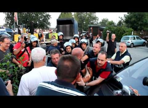 Redazione di Operai Contrp, Sabato 14 dicembre 2013 ho visto la processione “La martesana per il lavoro”, promossa dai sindaci di Pioltello, Cernusco, Cassano, Vimodrone, Bussero, Cologno, Gorgonzola, nonché promossa da Rifondazione Comunista. Ho visto quindi, oltre alla fascia tricolore indossata dai sindaci, le bandiere di Rifondazione e di alcune altre nate dalla frammentazione di questo partito, e nientemeno del PD, il partito politico che ci ha allungato la vita lavorativa a quasi settanta anni. C’erano anche quelle della Fiom. Per fortuna, dopo vari insulti della gente, hanno pensato di far indietreggiare le bandiere tricolori del PD. Senza nessuna […]