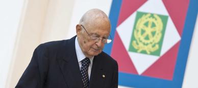 Redazione di Operai Contro, in attesa della barzelletta di fine anno, vi invio questa favoletta. I politici di tutti i partiti hanno dato l’assalto alle casse dello stato Napolitano è dovuto intervenire lo schifo era troppo Più che un monito è un vero e proprio avvertimento:basta utilizzare decreti approvati d’urgenza per far passare, mediante commi ed emendamenti a raffica, norme e stanziamenti che urgenti non sono. Altrimenti il capo dello Stato può, come da propria prerogativa costituzionale, avvalersi della facoltà di rinvio dei provvedimenti al Parlamento. E’ questo il senso del messaggio che il presidente della Repubblica, Giorgio Napolitano, […]