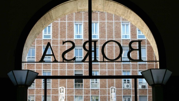 Redazione di Operai Contro, l’industria dei padroni è in crisi dal 2008 Nonostante le balle di Padoan e Renzi non c’è nessuna crescita Ma anche le bische dei padroni sono in crisi Seduta di fortissimo ribasso per la Borsa di Milano: l’indice Ftse Mib ha chiuso in calo del 4,92% a 18.188 punti sui minimi di giornata con Eni in perdita di oltre l’8% e forti scivoloni tra le banche (Unicredit -6,6%, Intesa -5,9%). Europa perde oltre 200 mld, Milano da sola 21 – Giornata molto pesante per tutte le Borse europee: l’indice Stx 600, che contiene i titoli più […]