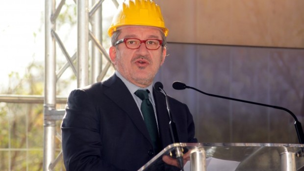 Cara Redazione, sorpresa nei prossimi giorni per pendolari, e pensionati che usano i mezzi pubblici. Per rifarsi dei soldi sputtanati con i rimborsi spese e con l’Expo, Maroni il leghista presidente della Regione Lombardia e i soci della sua giunta, hanno deciso di aumentare il prezzo dei trasporti. “Un piccolo ritocco” dicono per giustificarsi. La media degli aumenti sarà dello 0,61%. Una media fra l’altro incontrollabile perché ricavata dall’aumento di biglietti e abbonamenti di singoli tragitti e di biglietti e abbonamenti del metrò nelle tratte interurbane, mensili e biglietti integrati di treni regionali e pullman provinciali. “Un piccolo ritocco” […]