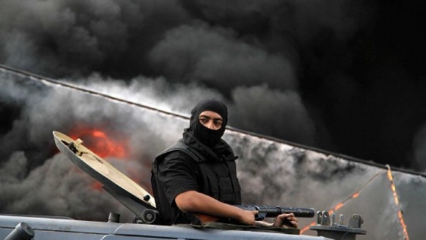Redazione di operai Contro Nelle televisioni italiane non sta passando alcuna immagine. Ma da giovedì della scorsa settimana centinaia di manifestanti si scontrano con la polizia al Cairo e nelle principali città egiziane. Le scene fanno tornare alla memoria la primavera araba, quando gli scontri di piazza fecero cadere Mubarak. I militari furono presi alla sprovvista dalle rivolte del 2011 e furono costretti a liquidare il loro capo, Hosni Mubarak. Dopo l’intermezzo dei fratelli mussulmani, sono ora nuovamente al governo. Invero il potere economico della società non l’avevano mai ceduto, fabbriche e agglomerati industriali sono di proprietà dell’esercito. E […]