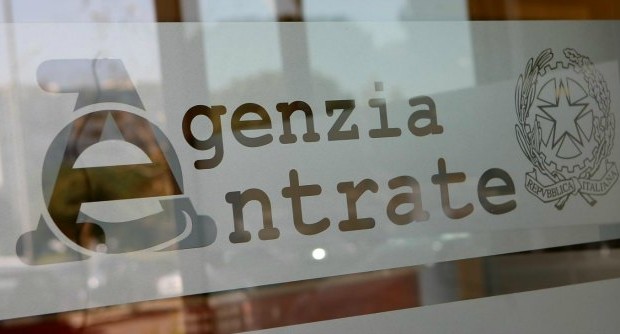 Redazione di Operai Contro, gli operai, i lavoratori, i pensionati e i cassintegrati si preparino a brindare Ieri avete pubblicato la stangata da 1400 euro che il governo ci prepara per il 2014. Oggi i leccaculo della stampa e della TV strombazzano la riduzione delle tasse di 275 euro in media. Vediamo un poco. Nel 2013 è diminuito il peso delle tasse sulle famiglie italiane. Rispetto al 2012, quest’anno un giovane operaio senza familiari a carico avrebbe beneficiato di un risparmio fiscale di 15 euro. Per una famiglia bireddito con un figlio a carico, invece, il peso delle tasse sarebbe diminuito di 178 euro, […]