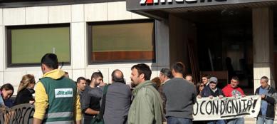 Redazione di Operai Contro, Il padrone Colannino padre (Colannino figlio conrinua nel Pd) comunica  che ci saranno circa 1.900 esuberi. Esuberi vuol dire licenziamenti Dei 1.900 esuberi, di cui 280 piloti e 350 assistenti di volo. Il resto dovrebbe riguardare il mancato rinnovo dei contratti a termine ed esuberi tra il personale di terra. È probabile che si cercherà di far fronte agli esuberi con un ricorso massiccio ai contratti di solidarietà, magari estendendo l’accordo già raggiunto a giugno per 2.200 dipendenti del personale di terra. Un lavoratore Alitalia