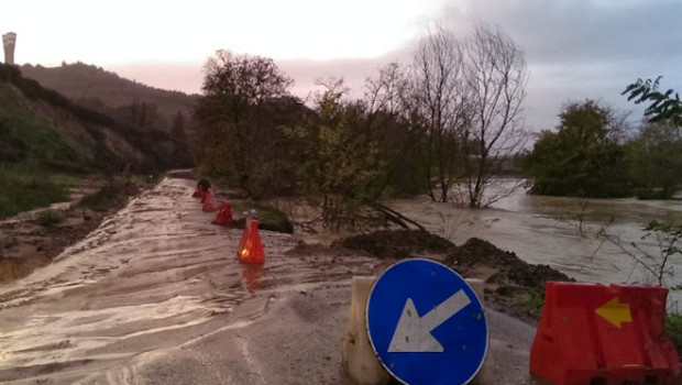POTENZA – Di seguito il testo integrale della lettera inviata oggi dal Presidente della Regione Basilicata, Gianni Pittella, al Presidente del Consiglio, Enrico Letta. “Illustre Presidente Letta, la gravità della situazione in Basilicata, all’indomani di due eventi alluvionali verificatisi a distanza di poche settimane l’uno dall’altro che hanno messo in ginocchio vaste aree del Metapontino, e i drammi umani innescati dalle frane che hanno distrutto case, opifici e strade in molti comuni lucani, come ho avuto modo di verificare di persona a Montescaglioso in provincia di Matera, richiedono una immediata assunzione di responsabilità da parte di tutti noi. A […]