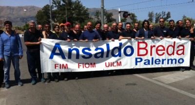 Redazione di Operai Contro, Stamane almeno 150 operai dell’Ansaldo Breda di Carini in provincia di Palermo, hanno occupato per diverse ore gli uffici dell’assessorato regionale Attività produttive. L’iniziativa è scaturita come forma di protesta dopo che nei giorni scorsi i vertici aziendali avevano dichiarato alle organizzazioni sindacali, che i circa 164 addetti della fabbrica dal 7 gennaio per 13 settimane saranno in cassa integrazione ordinaria a zero ore per assenza di nuovi carichi di lavoro. Il comunicato della riduzione forzata dell’orario di lavoro era stato inviato in video conferenza ai delegati del consiglio di fabbrica dalla società del gruppo Finmeccanica, che nel palermitano si […]