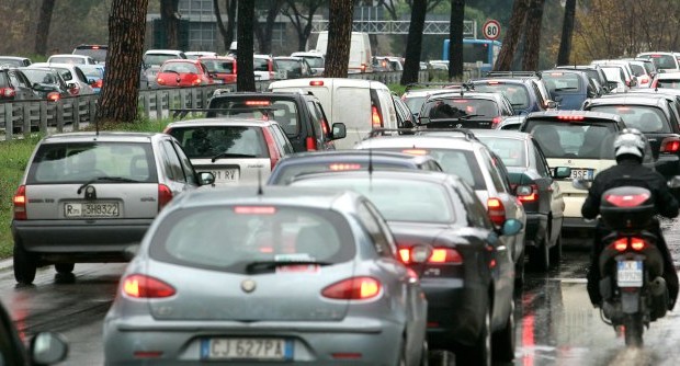 Redazione di Operai Contro, il mercato delle auto in Italia è annegato Per la ventisettesima volta consecutiva. I dati diffusi dal ministero dei Trasporti evidenziano, a novembre 2013, una contrazione del 4,54% rispetto all’anno scorso con 102mila immatricolazioni, a fronte delle 107mila dello stesso mese del 2012, con 5mila vetture vendute in meno.  A ottobre il mercato auto aveva mostrato un calo più accentuato, pari al 5,3% con 111mila vendite. Nel periodo gennaio-novembre 2013, la motorizzazione ha in totale immatricolato 1,2 milioni di auto, con una variazione di -7,70% rispetto ai primi undici mesi dello scorso anno, durante i quali ne erano state […]