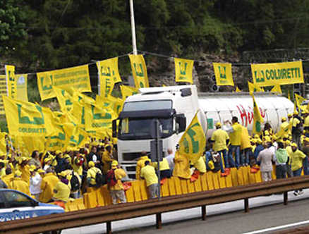 Redazione di Operai Contro, I padroni delle campagne sono sul piede di guerra. Hanno organizzato un blocco dei tir sul Brennero e il 9 Novembre manifestazioni in tutta l’Italia per difendere l’agricoltura e l’allevamento nazionali. In pratica la difesa del Made in Italy è la difesa del loro portafoglio «La battaglia di Natale: scegli l’Italia» promossa da Coldiretti per difendere il settore dalle importazioni di bassa qualità spacciate come italiane  è iniziata. La bandiera vera è quella del nazionalismo. Ai padroni delle campagne non è bastato lo sfruttamento a morte degli immigrati e dei braccianti italiani. Nell’area di parcheggio […]