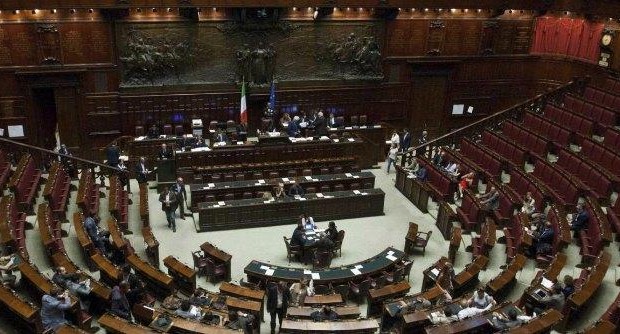 Redazione di Operai Contro, i politici vogliono prenderci ancora una volta in giro. Hanno approvato i tagli ai loro servi nel parlamento. Non sono veri tagli, hanno fatto finta di diminuire le indennità Intanto i politici si sbafano come minimo 20 mila euro al mese Ma non gli basta continuano a rubare Un lettore