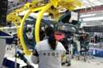 Redazione di Operai Contro Hanno il sapore amaro del carbone più che del panettone di Natale i 12 mesi di questo 2013 per i lavoratori del basso Lazio. Qui il lavoro è stato, è, e sarà un grosso problema per migliaia di dipendenti di molte fabbriche pontine e ciociare in cassa, in mobilità, altre ancora in attesa di futuro. Le oltre 4 mila tute blu della Fiat di Piedimonte San germano hanno lavorato a singhiozzo per tutto il 2013 e a gennaio si lavorerà solo 4 giorni sui 21 lavorativi, continua dunque la cassa integrazione che è già partita […]