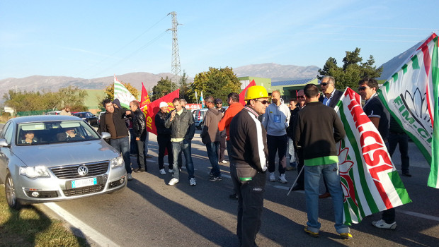 Redazione di Operai Contro, Sono arrivate alla vigilia di Natale le 78 lettere di licenziamento nei confronti degli operai della Pittini di Celano, sito di trafilerie e zincherie: gli operai occupano lo stabilimento da qualche tempo per bloccare la smobilitazione di macchinari da parte dell’azienda friulana. «Impugneremo sicuramente i licenziamenti – ha spiegato all’Ansa il segretario regionale della Fiom-Cgil, Alfredo Fegatelli – perché riteniamo che sia un atto non corretto. Confermo che le lettere di licenziamento sono arrivate tutte e 78 proprio ieri ai lavoratori». Una cinquantina di operai si erano mossi da Celano in Abruzzo, in direzione della […]