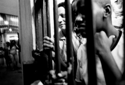 Redazione di Operai contro, con una circolare,  trasmessa a tutte le Prefetture e Questure del Paese, ai comandi di Arma dei Carabinieri, Guardia di Finanza, Polizia Penitenziaria, il nuovo ministro dell’Interno, Marco Minniti, e il capo della Polizia, Franco Gabrielli, annunciano una stagione di tolleranza zero sul terreno dei respingimenti degli emigranti. Con il coinvolgimento di tutte le forze dell’ordine in “piani straordinari di controllo del territorio” che – per quanto ne riferiscono qualificate fonti del Dipartimento di Pubblica Sicurezza – saranno accompagnati da un aumento esponenziale del numero dei Centri di identificazione ed espulsione. Trump al confronto di […]