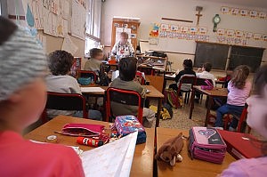 Scuola, il Pirellone salva i fondi alle private e taglia le pubbliche Redazione di operai Contro, Il finanziamento del sostegno al reddito nelle statali passa da 23 a 5 milioni di euro: azzerati gli assegni ai meritevoli. Pizzul (Pd): “Maroni è arrivato là dove nemmeno Formigoni si era spinto”   Il governatore Roberto Maroni (fotogramma) Praticamente salvi i fondi per le scuole private, falcidiati quelli per le pubbliche. «Maroni? È peggio di Formigoni», attaccano gli studenti della Rete della Conoscenza che oggi hanno organizzato un presidio fuori dal palazzo della Regione Lombardia. «Roberto Maroni? È arrivato là dove Roberto Formigoni non […]