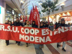 Redazione di Operai Contro, Dietro lo sciopero (che continua) motivazioni ben piu’ profonde che l’integrativo e cioe’, potrà la Coop distribuzione fare il bello e cattivo tempo con gli operai sottomessi dai sindacati venduti? Possono sparire anche quelli se non “rappresentano” piu’ nessuno se non la miseria e gli obblighi di lavoro sempre crescenti, di qui il braccio di ferro, autentico per gli operai che partecipano, fasullo per “il ruolo negoziale” di un sindacato, cgil in primis, già da tempo sconfessato dall’alto (direzione Coop), e dal basso (tra i dipendenti). Sara’ interessante vedere l’epilogo di questa “protesta”… un operaio […]