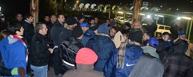 Redazione di Operai Contro, riparte il “Movimento 9 dicembre”. Non facciamoci fregare dal governo e dalla piccola borghesia. Strilleranno nuovamente attenti ai fascisti. Ma cosa hanno da perdere gli operai? Abbandonati dai sindacalisti mazzettari della CGIL-CISL-UIL, Licenziati dai padroni Pensionati ridotti alla fame Certo il Movimento del 9 Dicembre va a protestare anche per i loro interessi Gli operai devono unirsi alla lotta portando le loro rivendicazioni Operai non perdiamo quest’altra occasione, altrimenti non ci resta che scrivere le letterine a Napolitano e Francesco. ll direttivo nazionale del Comitato 9 Dicembre si è riunito a Soave (Verona) per dettare le condizioni al governo. […]