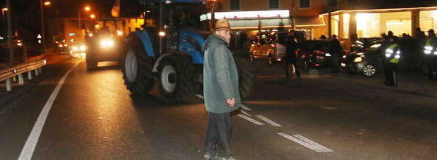 Redazione di Operai Contro, Dalla Sicilia al Nord Est la protesta di Forconi e tir è partita. Alle 22 di ieri sera cento presidi sparsi per tutto il Paese hanno iniziato a popolarsi con un imperativo: “L’attuale classe politica deve essere cacciata via” Un operaio forcone del Veneto . Sono diverse le anime che compongono un movimento che al suo interno ha agricoltori, camionisti, piccoli imprenditori, operai, disoccupati. I Forconi che due anni fa hanno bloccato mezza Sicilia hanno trovato nuovi alleati, I Forconi sono tutti uniti contro una classe politica considerata responsabile di una crisi che continua a soffocare. Contro […]