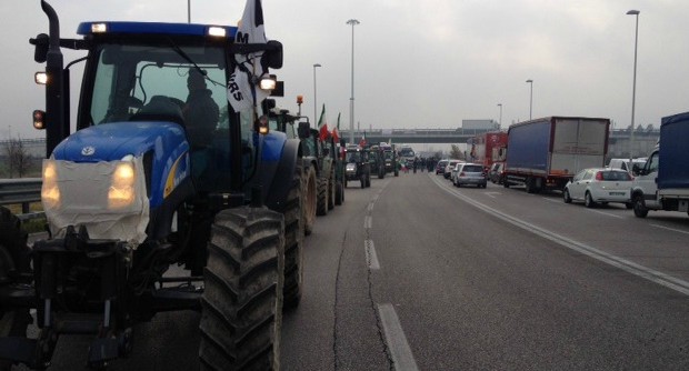 Redazione di Operai Contro, la protesta dei forconi, contro l’austerità e il governo Letta, si muove in tutta Italia. Già dalla tarda serata di domenica sono sorti un centinaio di presidi dalla Sicilia al Veneto. Volantinaggi e manifestazioni in tante città, dove sono assenti sigle o bandiere di partito, Molti criticano la protesta. Potrebbero infiltrarsi gruppi di estrema destra. Coda dovevamo fare, non protestare? Il guaio è se si infiltrano  i gruppi favorevoli al governo Letta.d  Torino: scontri con la polizia. Genova: presidio in Piazza De Ferrari Milano: protesta davanti alla sede di Equitalia, per poi spostarsi sotto il palazzo della Regione […]