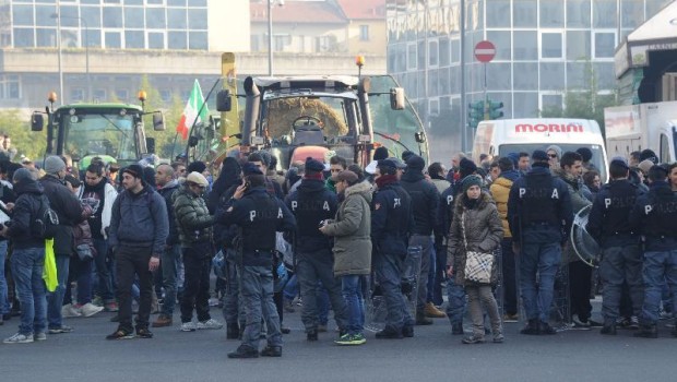 Rovinati e disperati, possono diventare alleati degli operai industriali Redazioni di Operai contro, La “rivoluzione” dei forconi si è arenata, divisa, frantumata. Ma solo per il momento. Non poteva non incepparsi: non tanto per l’eterogeneità della protesta e delle richieste (visto che in piazza sono scesi agricoltori e alcune sigle degli autotrasportatori, ma presto la rivolta si è estesa anche ad artigiani e commercianti, piccoli imprenditori, disoccupati, studenti, semplici cittadini e simpatizzanti di estrema destra), quanto per l’assenza di una forza organizzatrice trainante. La piccola e in parte media borghesia delle campagne, del trasporto, del commercio, scenderà di nuovo […]