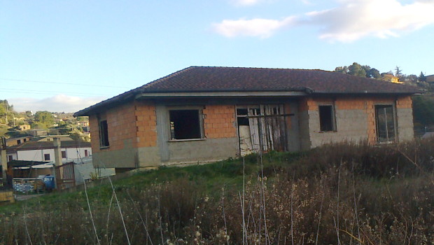 Redazione di Operai Contro, Al solito, dopo una catastrofe con morti, ci si dimentica di ciò che è avvenuto, con i morti si seppelliscono anche i problemi. Dei dissesti territoriali si tornerà a parlare con le prossime “calamità naturali”, le ferree leggi del giornalismo non si occupano dell’ordinario, di tutto di tutto ciò che sta in monte al disastro. Ancor meno si analizzano le cause di ciò che avviene. Nel periodo in cui i morti della Sardegna erano ancora caldi, si è sentito dire di tutto e il contrario di tutto: è colpa della mancata pulizia dei canali, della […]