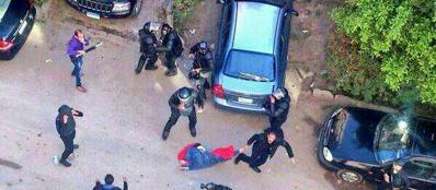 Redazione di operai Contro, I  militari che hanno preso il potere in Egitto continuano la repressione Gli imbecilli in Italia avevano applaudito il loro colpo di stato contro i fratelli mussulmani. E’ salito ad almeno quattro morti accertati in meno di 24 ore il bilancio dei disordini che hanno caratterizzato la giornata odierna, la prima della nuova Settimana dell’Ira proclamata in Egitto dai Fratelli Musulmani contro il regime sostenuto dalla Forze Armate, che tre giorni fa aveva messo al bando il movimento del deposto presidente Mohamed Morsi, proclamandolo “organizzazione terroristica”. Sono numerose le testimonianze di violenze sulle donne, commesse […]