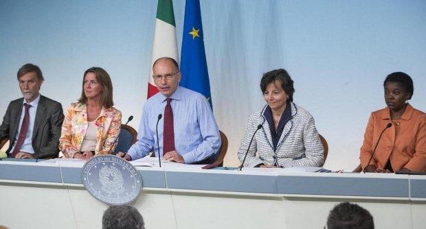 Redazione di Operai Contro, t’invio un articolo sulle menzogne di Letta un lavoratore Enrico Letta è stabile, non c’è che dire, ha appena preso la sua terza fiducia in Parlamento, s’è tolto dalle spalle l’imbarazzante patronage di Silvio Berlusconi, eppure guardando la sua azione di governo non si può non pensare – col Wall Street Journal – che la sua è “la stabilità di un cimitero”. Promesse e buoni propositi sparsi nei suoi discorsi pubblici, infatti, sono ben lontani dall’essere realizzati, al contrario l’immagine è di una realtà che pervicacemente si impegna a smentire ilpresidente del Consiglio. Ecco qualche esempio. Riforme costituzionali “Non si può cominciare […]