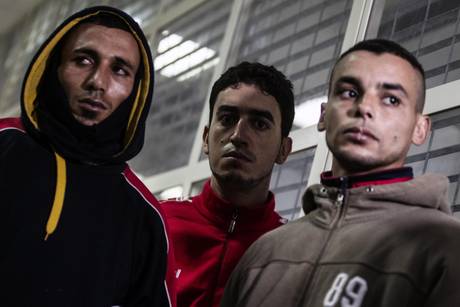 Redazione di Operai contro, Dopo Lampesusa, Roma Il CIE di ponte Galiera “E’ peggio di un carcere, dove almeno ci sono spazi di socialità. Sembra Guantanamo, con gabbie altissime e grate che esasperano la situazione”. Così il deputato del Pd Khalid Chaouki dopo la visita al Cie di Ponte Galeria a Roma. Khalid non c’è un CIE buono sono dei lager Essi sono stati istituiti in ottemperanza a quanto disposto all’articolo 12 della legge Turco-Napolitano (L. 40/1998) Oggi Napolitano è presidente della Repubblica Il Pd che ha eletto Napolitano è al governo e ne tesse gli elogi Khalid Chaouki  fai un […]