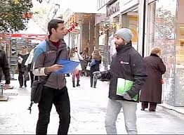 Redazione di Operai Contro, vi invio questo articolo di Euronews e spero che molti capiscano Lavorare per meno di 500 euro al mese. Un incubo per molti. In Grecia, purtroppo, una realtà. Sono dati scioccanti quelli presentati al ministero del Lavoro di Atene, raccolti attraverso le piattaforme software usate dai datori di lavoro. Ma dietro ai dati ci sono le persone: Theodoros ha finito gli studi tre anni fa, all’apice della crisi. Oggi lavora presso un’azienda di sondaggi. “Due anni dopo la fine dei miei studi ho trovato un lavoro part-time con cui porto a casa tra i 250 e i 300 […]