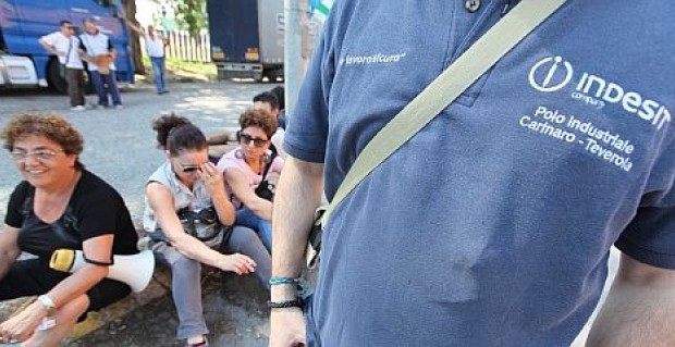 Redazione di Operai Contro, fino a qualche giorno fa l’INDESIT minacciava 1400 licenziamenti, ora è avvenuto il miracolo. Lo dichiara Gianluca Ficco, coordinatore nazionale Uilm del settore elettrodomestici, commentando l’ipotesi di accordo siglata ieri a tarda sera presso il Ministero dello Sviluppo economico fra Indesit, Ministero, Regioni e Fim-Cisl, Uilm-Uil e Ugl (non ha invece firmato la Fiom-Cgil), che nei prossimi giorni sarà sottoposta al voto dei lavoratori e grazie alla quale viene bloccata la procedura di licenziamento collettivo avviata da Indesit per 1.400 persone.COSA PREVEDE IL MIRACOLO «Indesit si è formalmente impegnata – spiega Ficco – a non […]