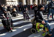 Redazione di Operai Contro, questa repubblica dei padroni si comporta come uno stato nazista Altro che le favolette di Napolitano, altro che Renzi il ribelle, altro che le balle di Letta Gli invalidi trattati come evasori I malati di SLA costretti a protestare per avere assistenza I malati terminali minacciano di tagliarsi le vene e di dissanguarsi in strada se il governo non darà risposte alle loro istanze. Un invalido