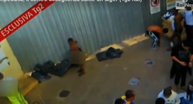 Redazione di Operai Contro, l’unica che è stata assunta per fare da testimonial che il governo non è razzista è la signora Kryenge. La pagano bene più di 20 mila euro al mese. Dopo il video delle docce gelate a Lampedusa, in altri CIE gli immigrati protestano. A Ponte Galiera 17 immigrati si sono cuciti la bocca. Continua la protesta di Khalid Chaouki Ha dormito in una stanza con altri sette siriani, questa mattina alle 7 è andato a ritirare la colazione, come hanno fatto i 219 profughi ospiti del centro d’accoglienza di Lampedusa, e l’ha consumata nella stessa stanza in […]