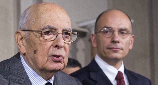 Redazione di Operai Contro, Dopo la bocciatura del Porcellum da parte della Corte costituzionale, il presidente della Repubblica torna sulla legge elettorale e detta ai partiti la linea da tenere. Una linea che sembra, di fatto, assomigliare al “patto” Renzi-Letta per un sistema che ricalchi il modello francese. Sono tutte buffonate. Ormai il partito di chi non va a votare è il primo partito. I deputati di tutti i partiti hanno paura. Potrebbero perdere 20 mila euro al mese La banda dei ladroni trema Napolitano viene in aiuto . “La decisione della Corte costituzionale“, ha detto Giorgio Napolitano, “non può aver stupito o colto di sorpresa chiunque […]