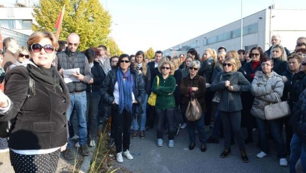 Redazione di Operai contro, Sembra di ascoltare un disco rotto, ma sono ormai tantissime le aziende nella bergamasca che percorrono la stessa strada. Crisi, vera o presunta, cassa integrazione, fallimento, acquisto da parte di grossi gruppi aziendali e accordi sindacali al ribasso per tentare di reintegrare una parte dei lavoratori. Per gli altri c’è la cassa integrazione, quando va bene, oppure tanti saluti. E’ successo anche alla Lupini Targhe di Pognano, azienda con circa 230 dipendenti che si occupa di rivestimenti in alluminio e plastica per auto. I lavoratori si sono trovati ad affrontare prima il ritardo del pagamento […]