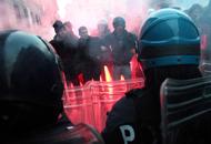 Redazione di Operai Contro, a Firenze, la città del genio del Pd Renzi. La popolazione vive nella miseria e i poliziotti difendono lo shopping dei pochi ricchi. I volantini «Assediamo il lusso» campeggiavano da giorni in centro. Organizzato come un corteo, ieri era arrivato il diniego della questura che proibiva di manifestare nel centro e proponendo un percorso alternativo lontano dalle vetrine degli acquisti prenatalizi o un presidio fisso in piazza San Marco. Oggi la popolazione si è radunata nel primo pomeriggio per la manifestazione e ha cercato di sfondare il cordone di polizia che bloccava l’accesso a via Cavour […]