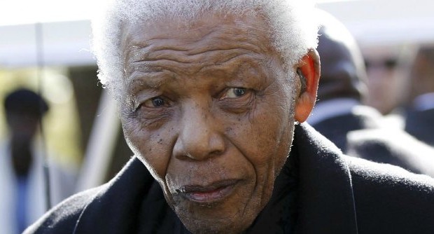 Redazione di Operai Contro, L’ex presidente sudafricano Nelson Mandela, 95 anni, è morto. È stato l’attuale numero uno del Sudafrica, Jacob Zuma( il presidente che lascia massacrare i minatori), ad annunciare con le lacrime agli occhi in un discorso televisivo alla nazione la scomparsa del suo predecessore, eroe della lotta all’apartheid: “Voglio ricordare con semplici parole la sua umiltà, la sua grande umanità per la quale il mondo intero avrà grande gratitudine per sempre”. Nel suo annuncio Zuma, che ha indetto il lutto nazionale. si è rivolto ripetutamente al premio Nobel per la Pace col suo popolare e affettuoso soprannome: Madiba. Mandela “avrà funerali […]