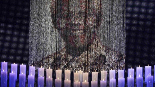 Redazione di Operai Contro, ci piace ricordare i funerali di Mandela con questa sua parola d’ordine « Unitevi! Mobilitatevi! Lottate! Tra l’incudine delle azioni di massa e il martello della lotta armata dobbiamo annientare l’apartheid! » (Nelson Mandela) Ora che Mandela non c’è più, continua la guerra operai contro i padroni. In Sudafrica lo sfruttamento degli operai continua Padroni bianchi e padroni neri, collaborano per mantenere lo stato sudafricano dei padroni. Le lotte dei minatori sono in ripresa, i loro massacri chiedono vendetta Un minatore