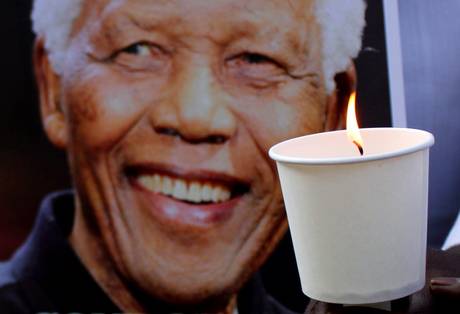 Redazione di Operai Contro Mandela affermava: « Unitevi! Mobilitatevi! Lottate! Tra l’incudine delle azioni di massa e il martello della lotta armata dobbiamo annientare l’apartheid! » (Nelson Mandela) Per circa  30 anni i politici e i governi borghesi lo hanno considerato un terrorista. Per circa 30 hanno appoggiato il governo dei padroni bianchi del sudafrica Mandela è morto. I politici e i borghesi di tutto il mondo lo vogliono trasformare nell’icona della pacificazione tra padroni e operai. Politici, rockstar, sportivi, militanti, hanno voluto esserci nel giorno del lutto per affidare a tv, giornali e web messaggi e ricordi e si preparano […]