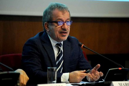 Redazione di Operai Contro, Sono passati 44 anni dalla Strage di stato di piazza Fontana a Milano. 18 vittime che non avranno mai giustizia dallo stato che organizzo la strage. Contestati i rappresentanti dello stato: il governatore lombardo Roberto Maroni e il sindaco di Milano, Giuliano Pisapia. Questo è lo stato che piace tanto al Pd. Uno studente